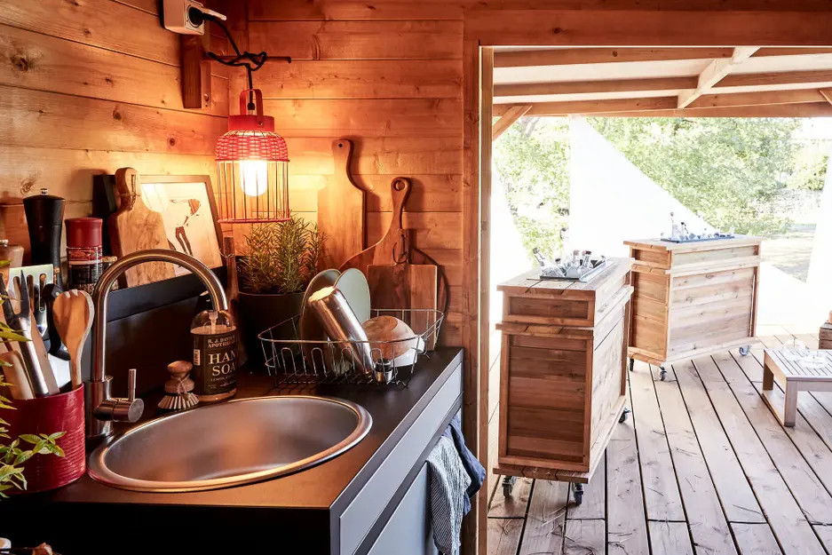 abri de jardin bois avec terrasse et cuisine d'été
