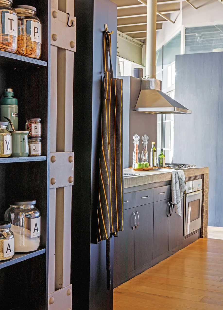 cuisine loft avec poutre métallique