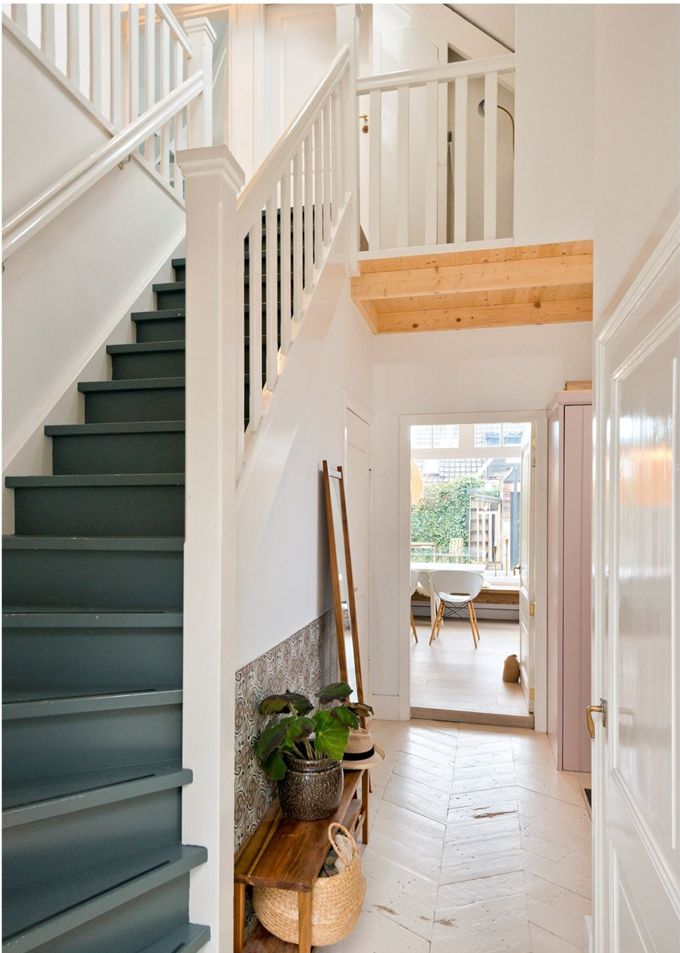 entrée avec escalier bois peint entrée avec escalier bois peint