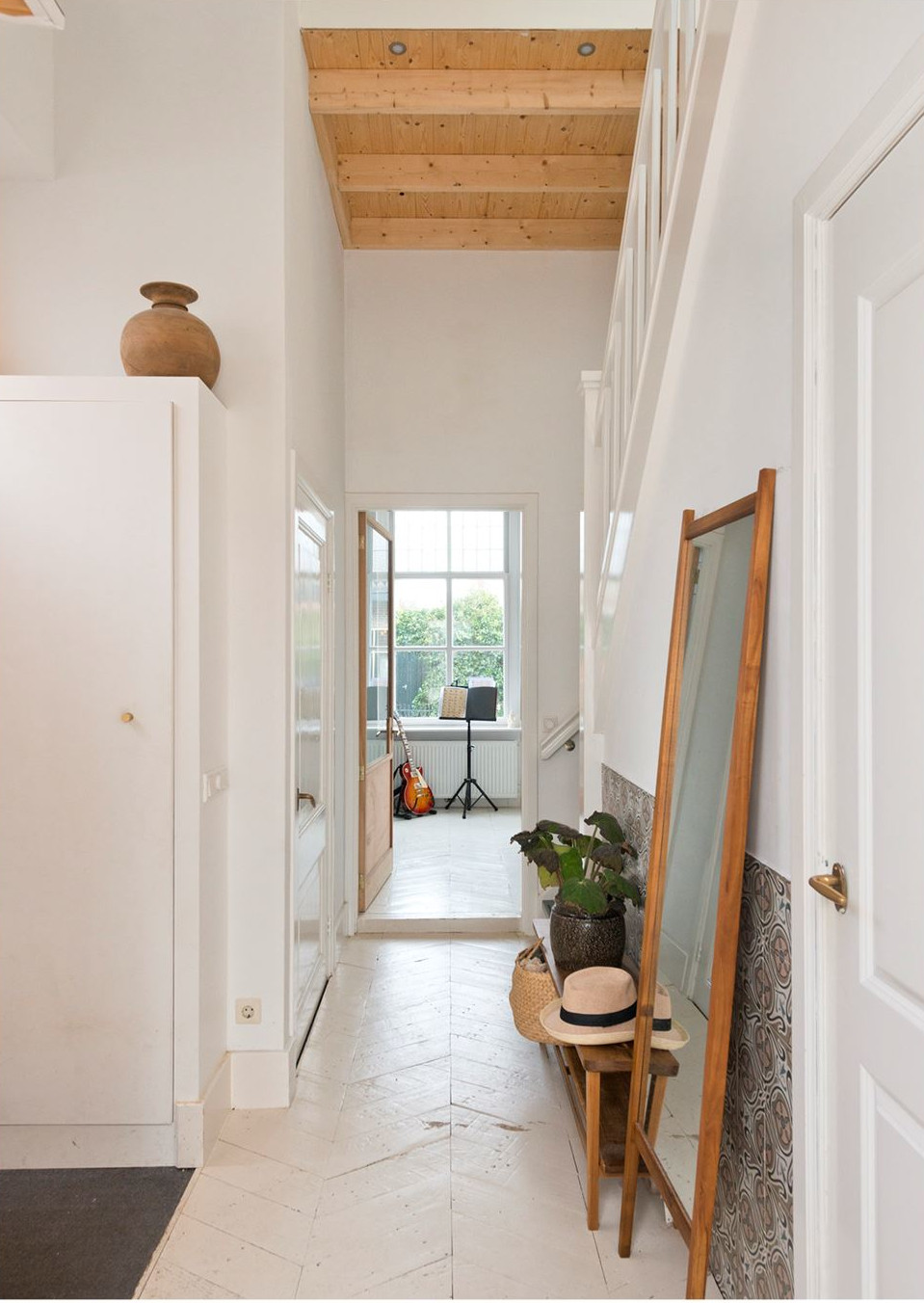 entrée avec parquet peint en blanc entrée avec parquet peint en blanc