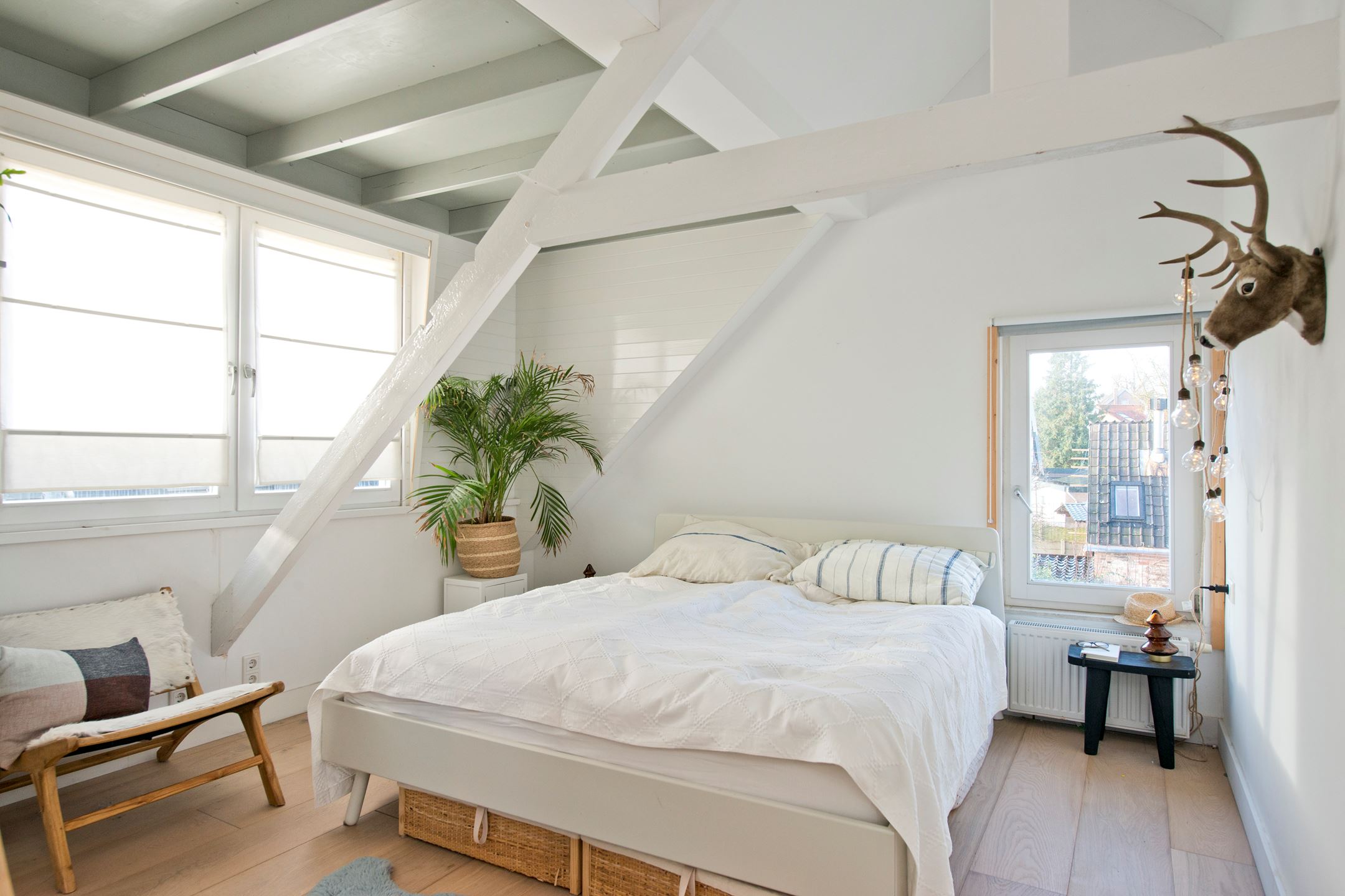 chambre sous combles avec poutres blanches chambre sous combles avec poutres blanches