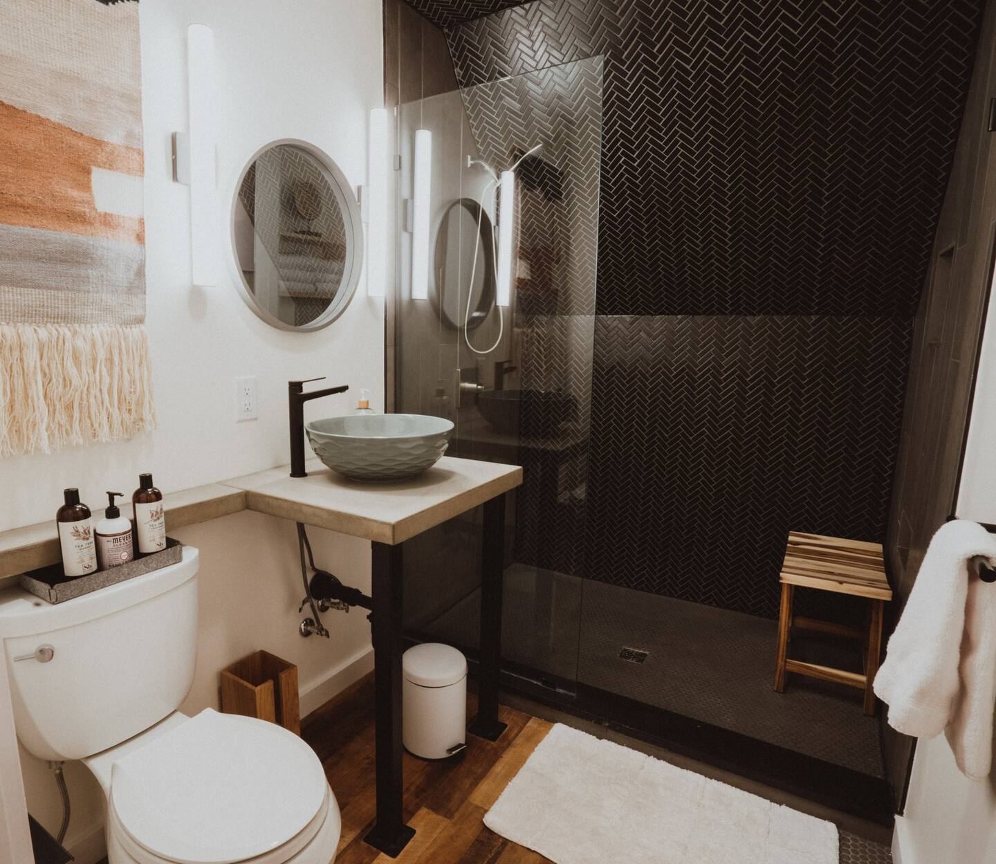 salle de bain verte et noire