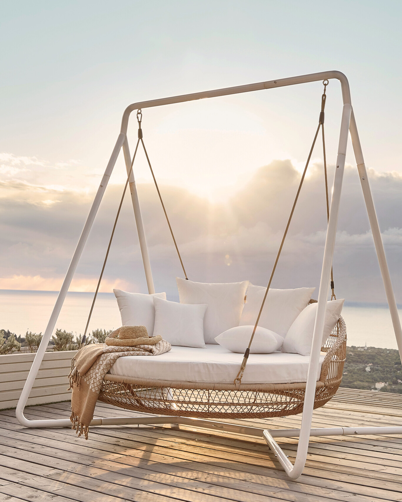 balancelle rotin sur terrasse bois