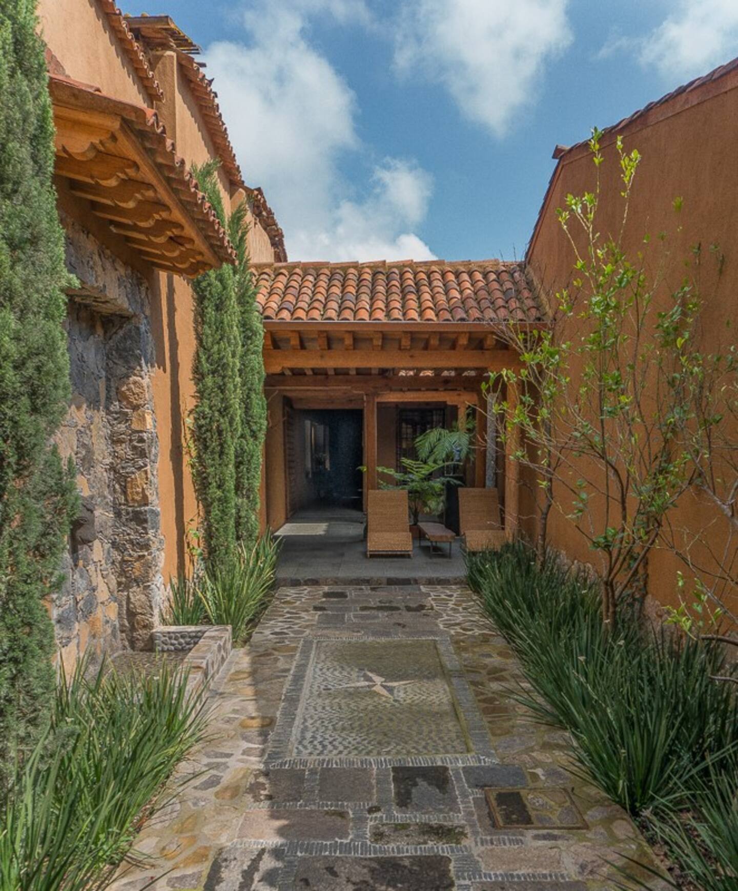 entrée maison avec cour pavée