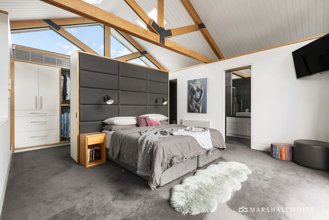 chambre loft avec poutres