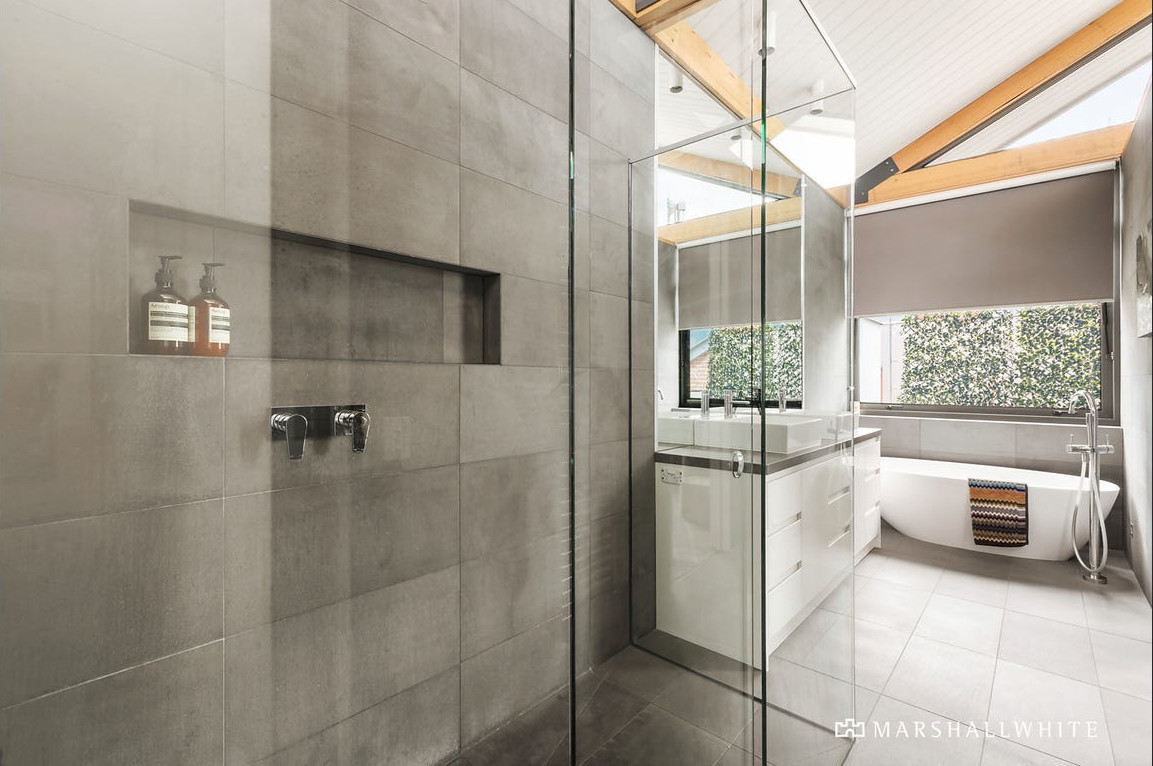 salle de bain design grise