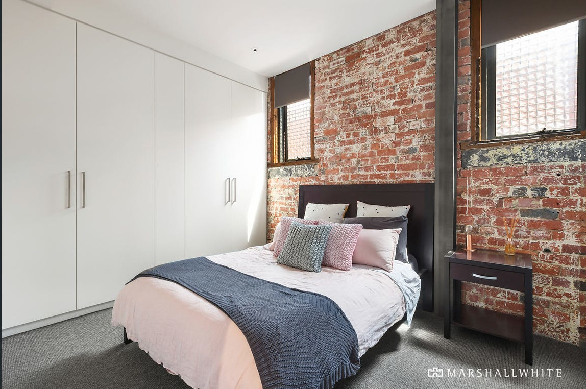 chambre loft avec briques