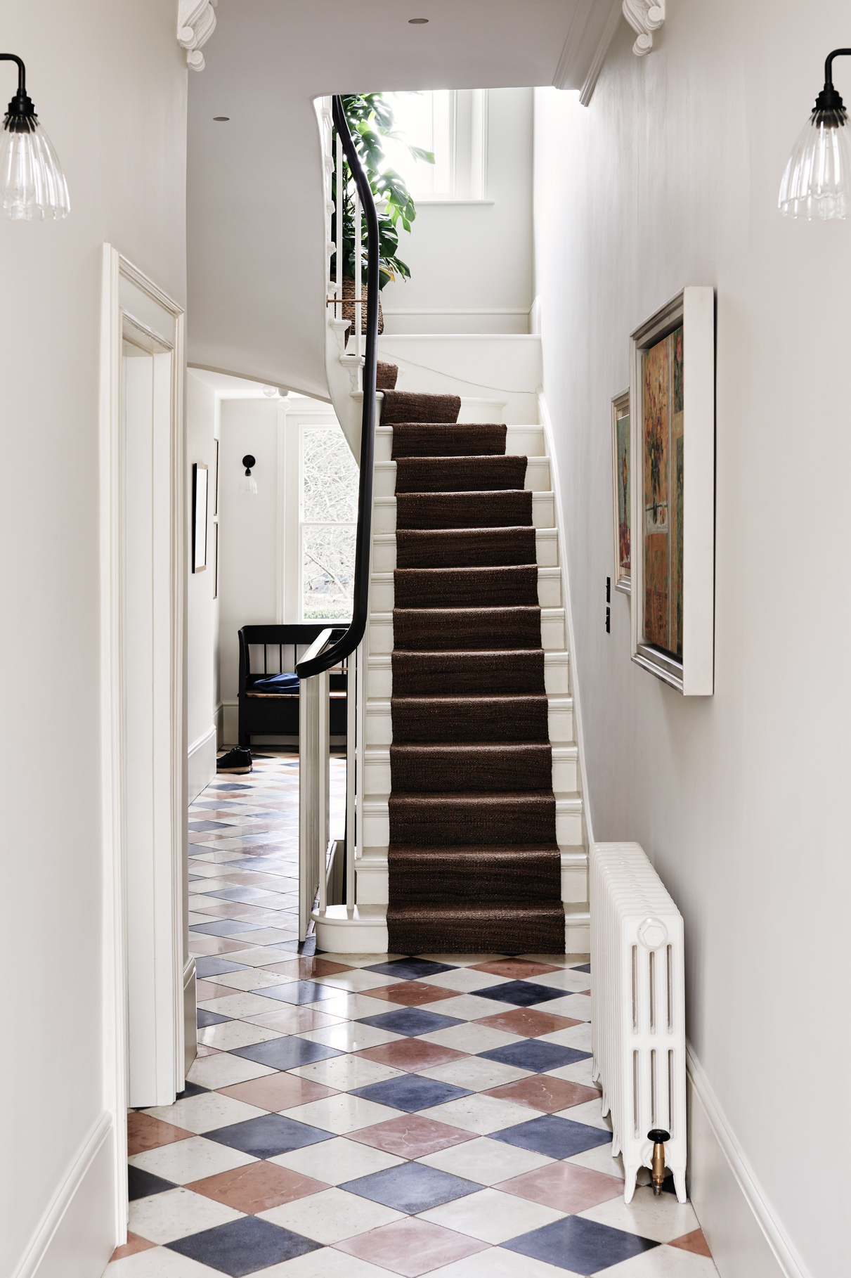 entrée avec sol à damier maison rénovée Londres