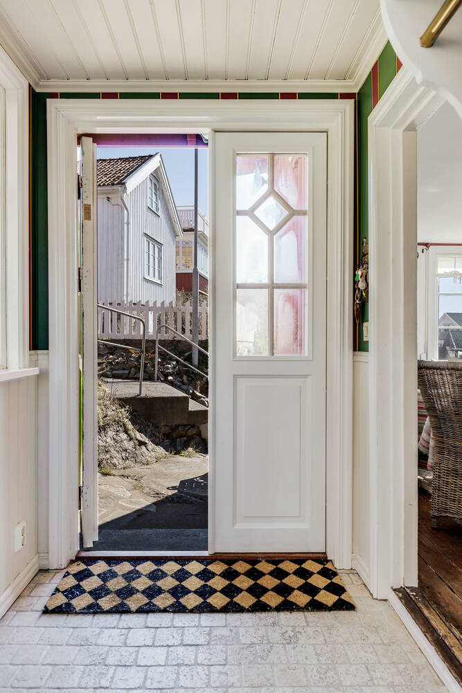 entrée avec portes vitrées anciennes