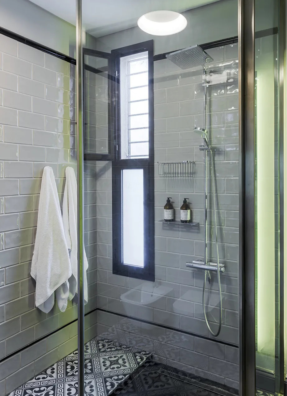 salle de bain carrelage métro gris