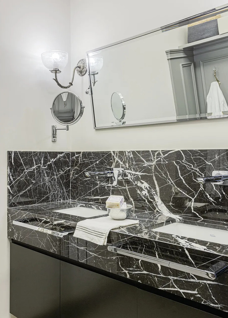 salle de bain marbre noir