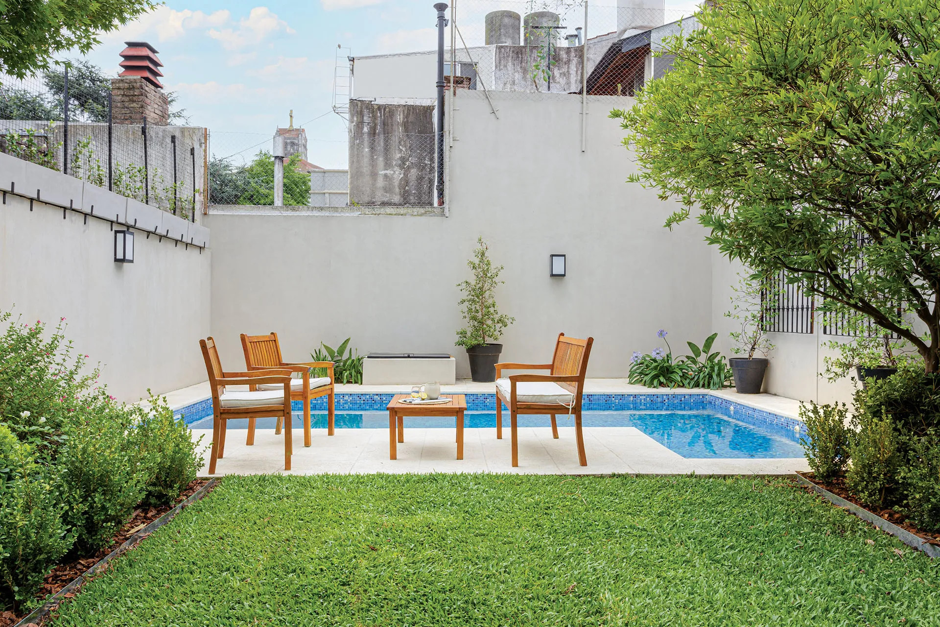 jardin de ville avec piscine