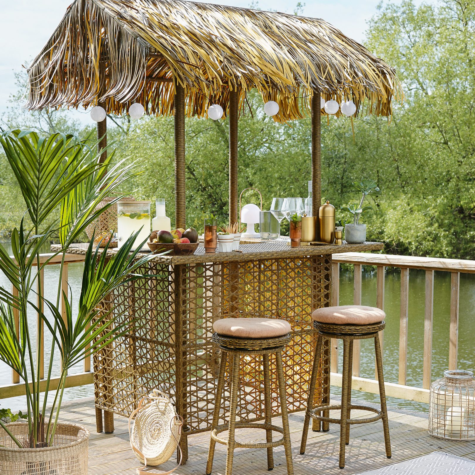 terrasse aménagée avec bar rotin