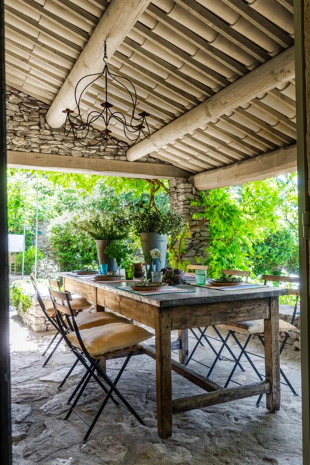 terrasse abritée maison en pierres Luberon terrasse abritée maison en pierres Luberon