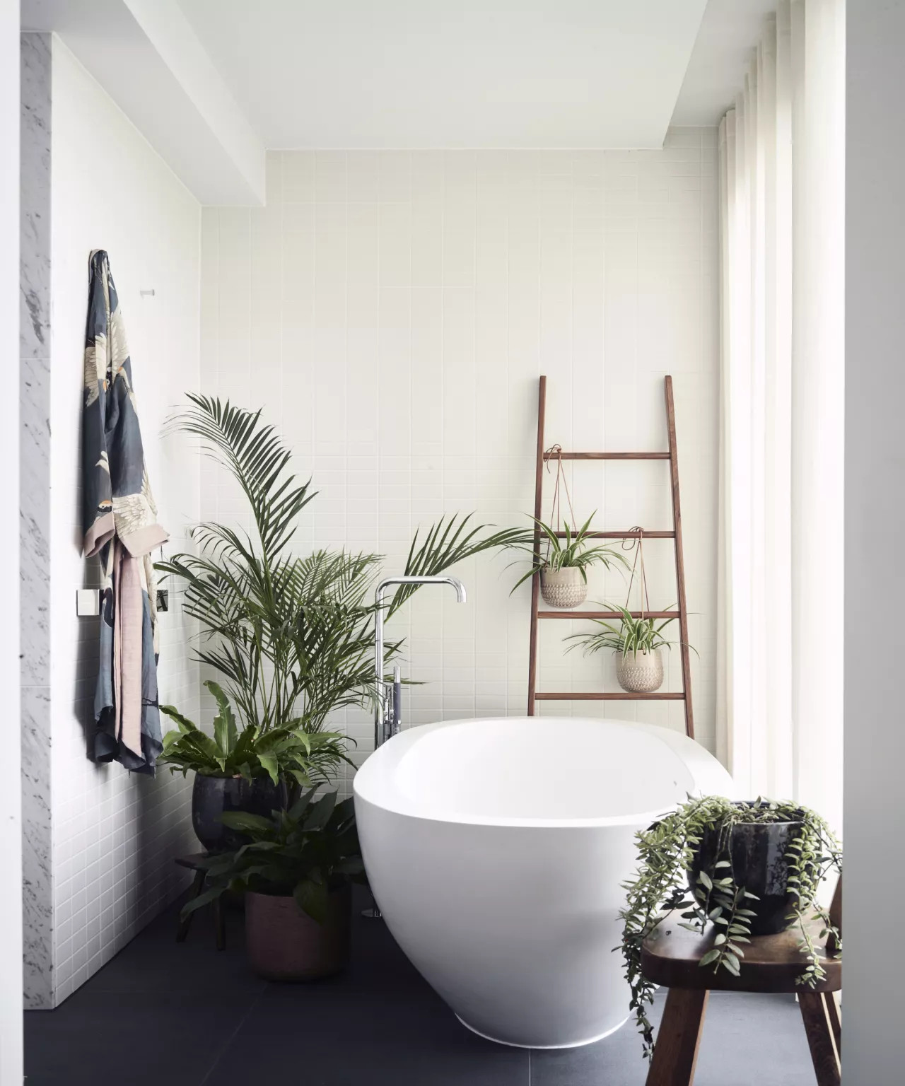 salle de bain décoration design avec baignoire îlot