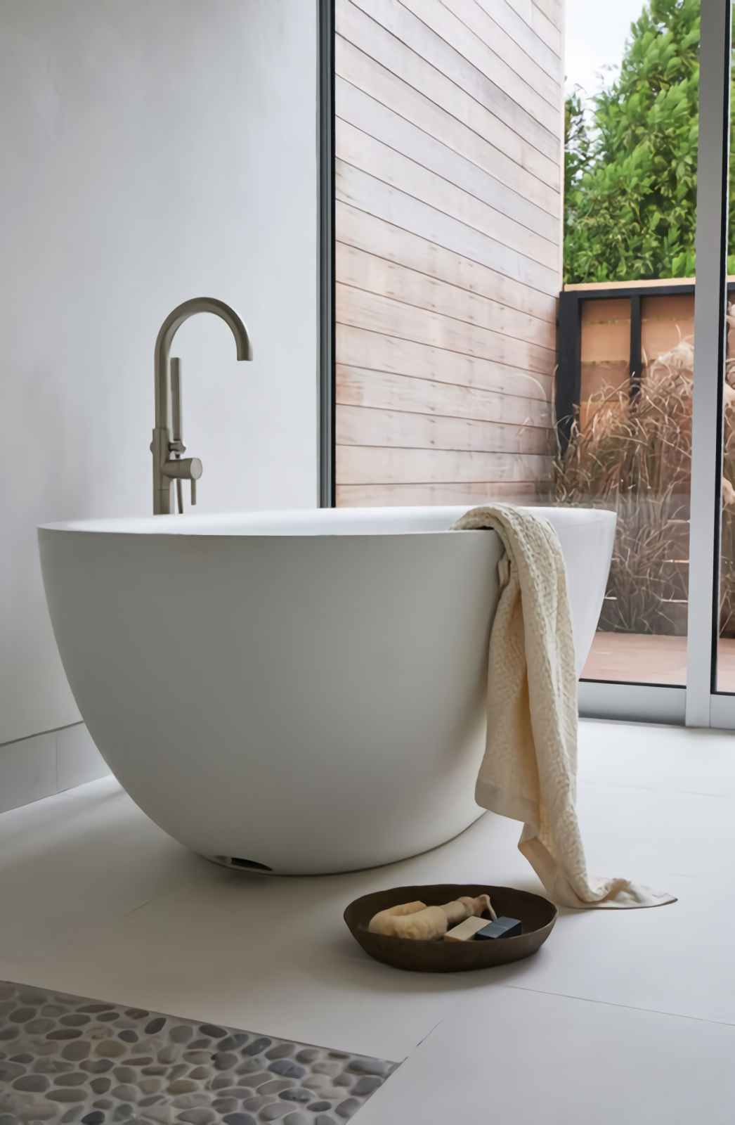 salle de bain avec baignoire îlot design