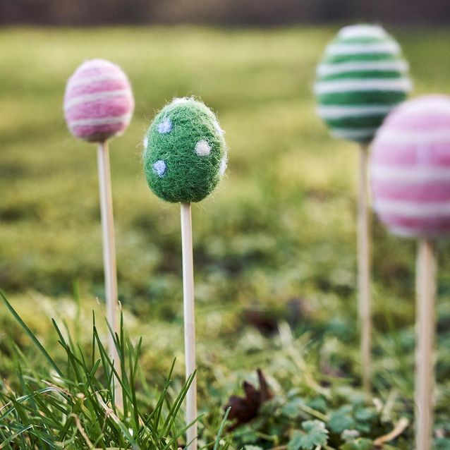 oeufs Pâques décoratifs en laine