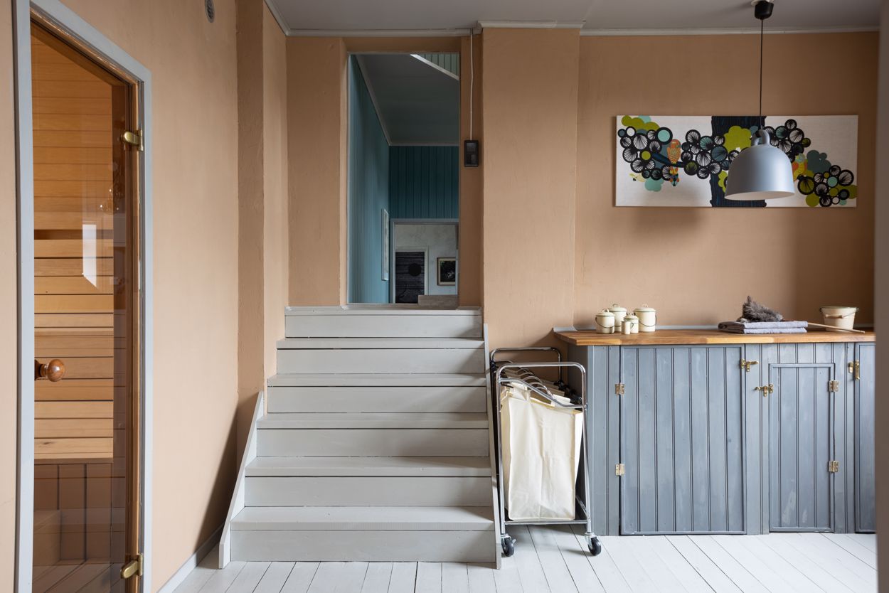 escalier bois peint en gris