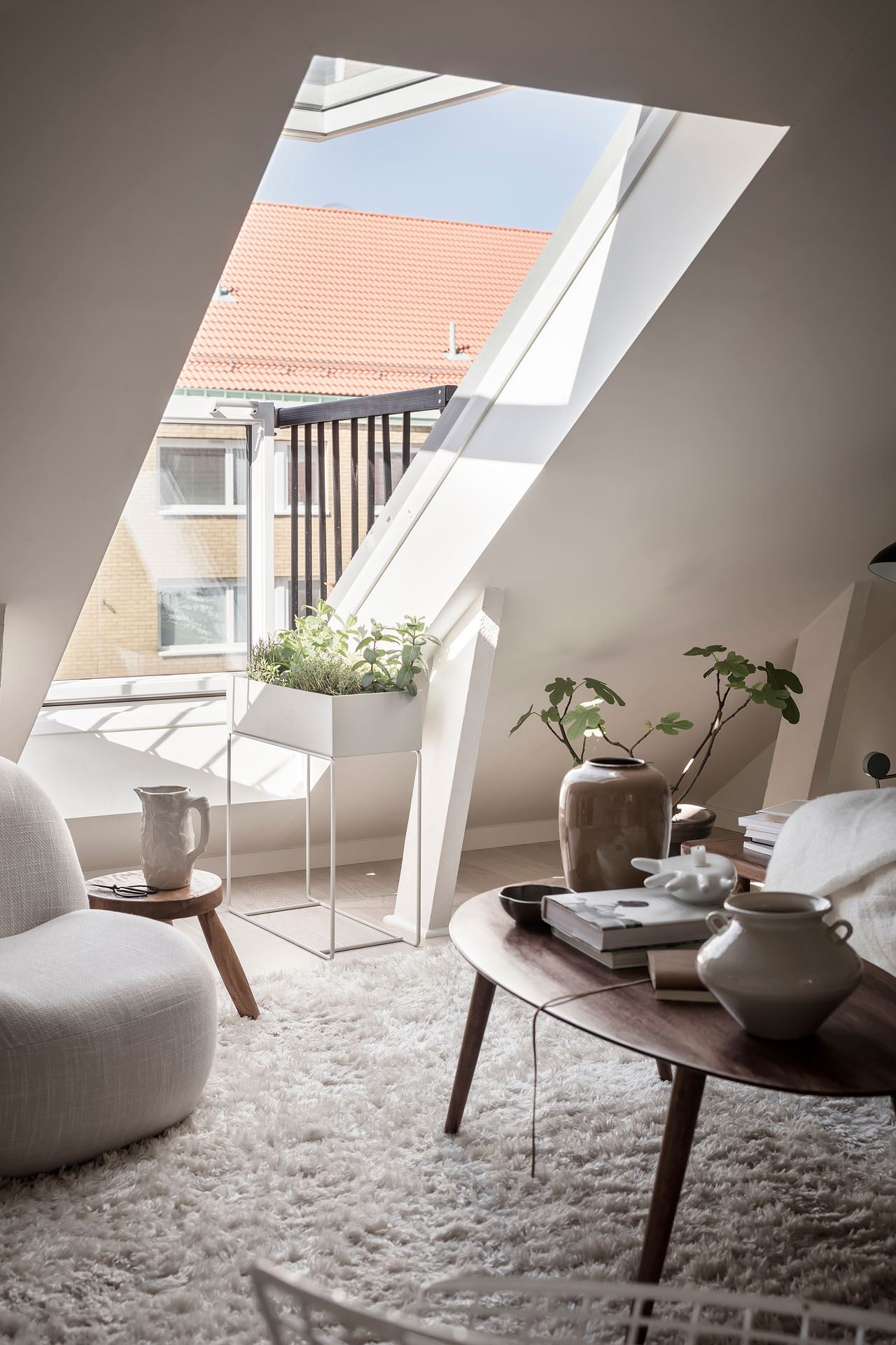 salon décoration scandinave avec balcon atypique fenêtre de toit salon décoration scandinave avec balcon atypique fenêtre de toit