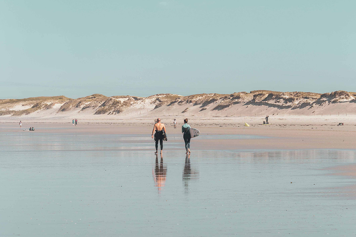 paysage marin et surfeurs Bretagne paysage marin et surfeurs Bretagne