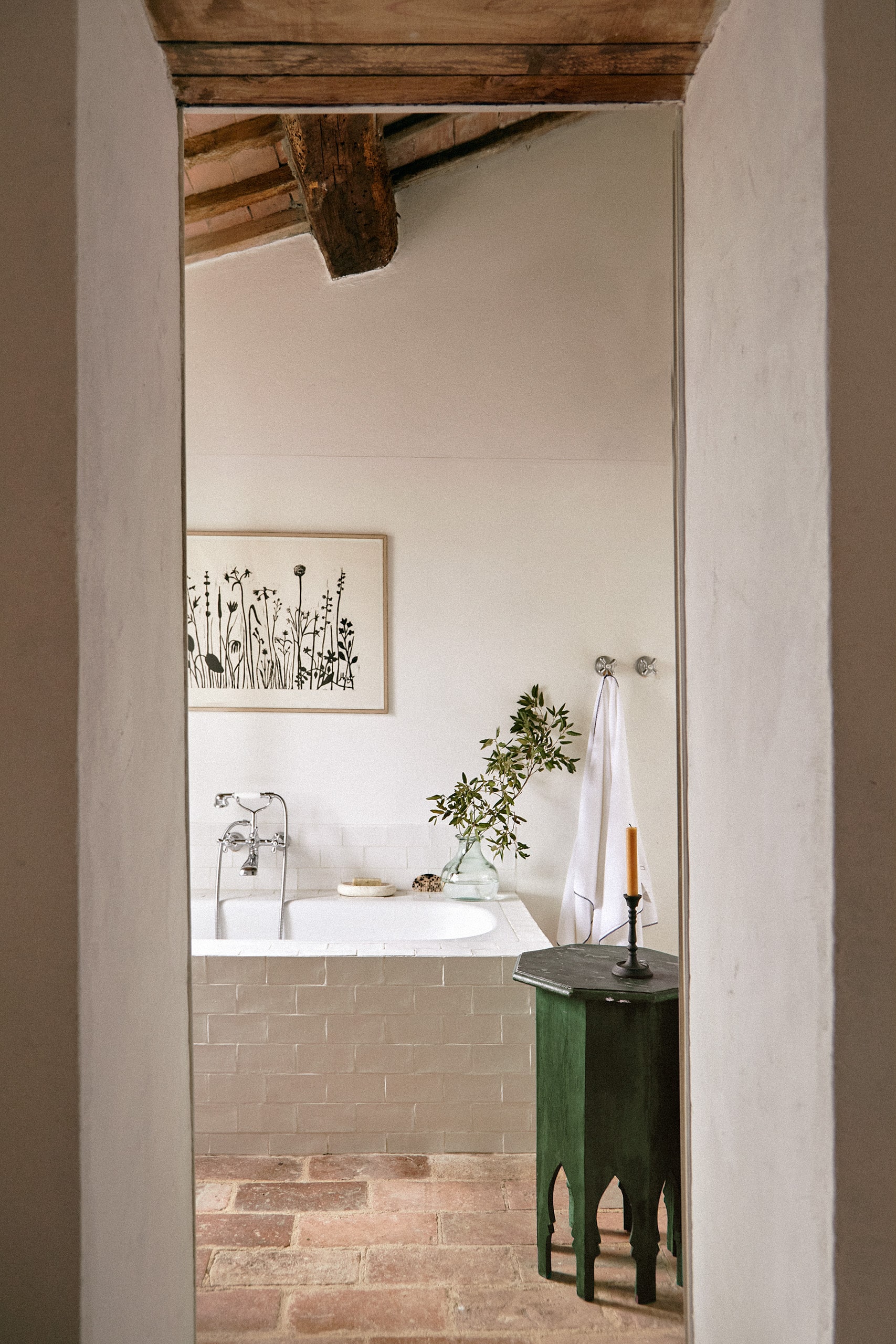 salle de bain rustique avec poutres