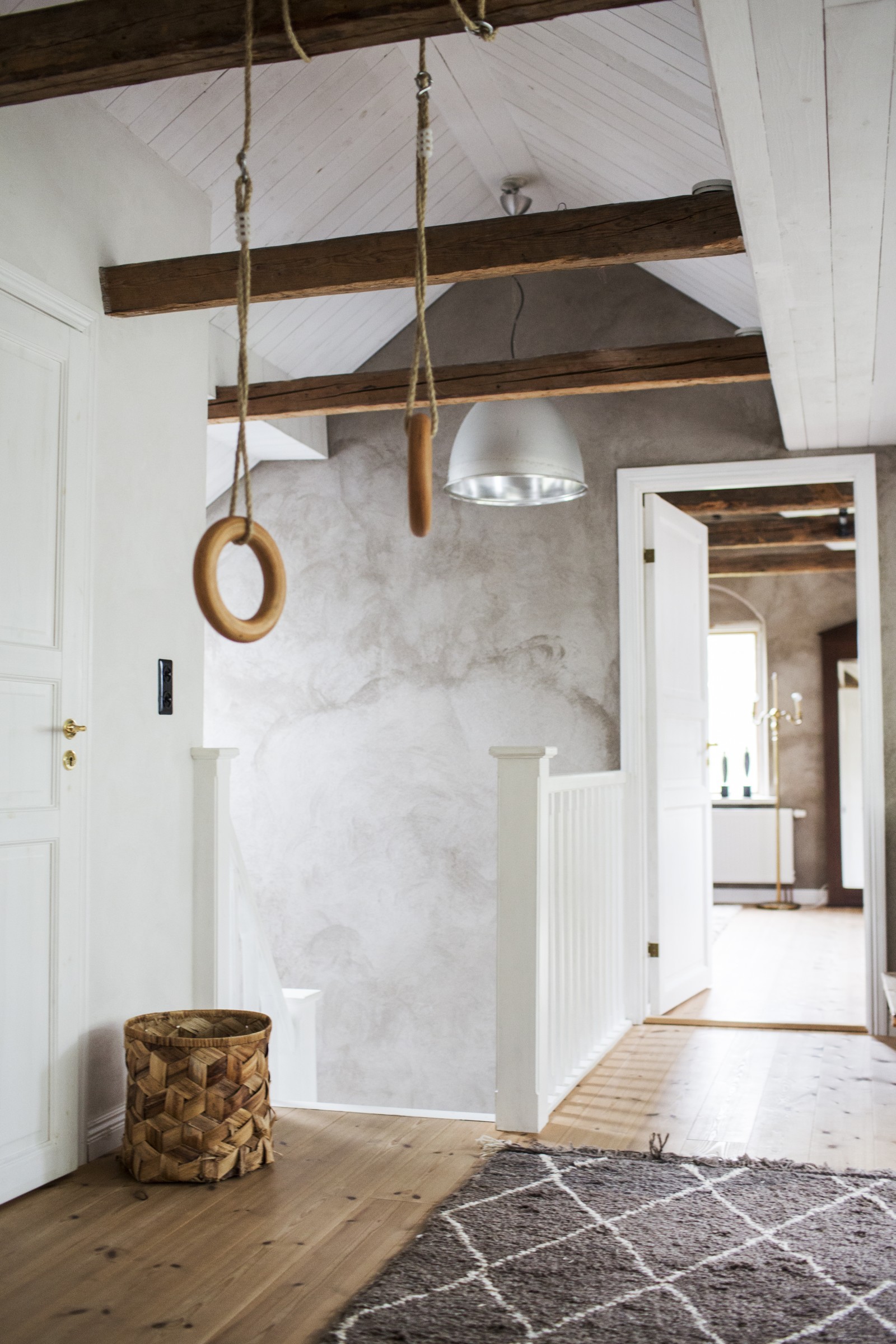 palier avec poutres maison rénovée palier avec poutres maison rénovée