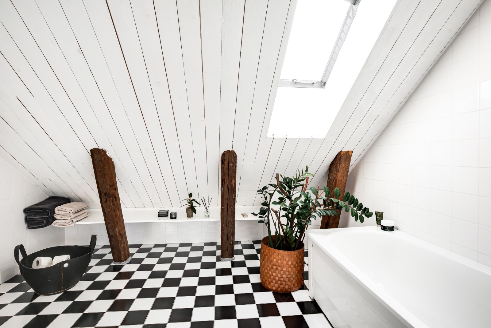 salle de bain sous combles sol à damier salle de bain sous combles sol à damier