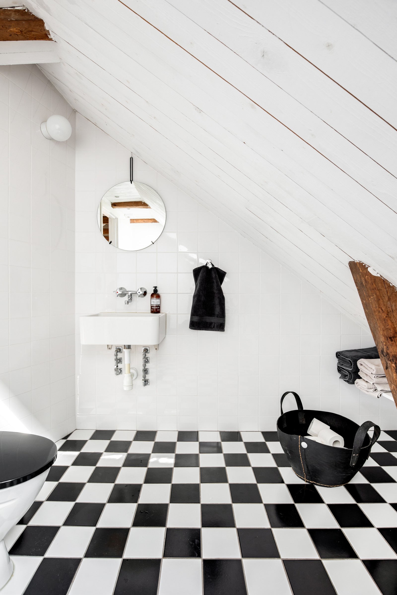 salle de bain sous comble sol à damier salle de bain sous comble sol à damier