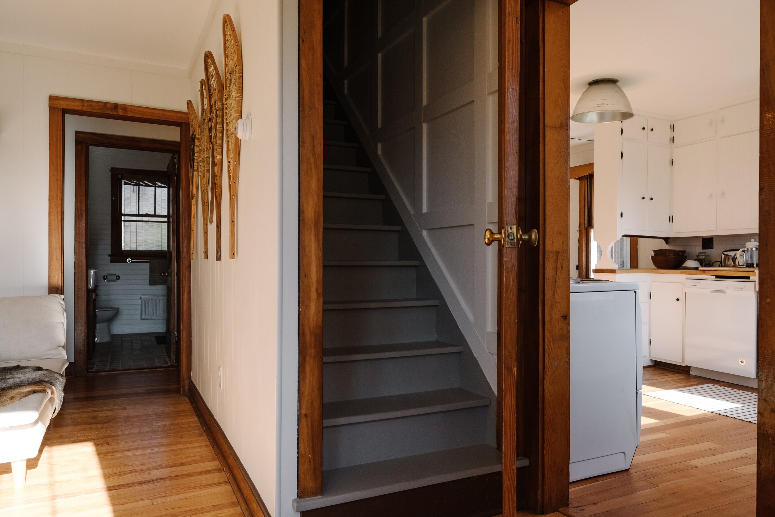 entrée avec escalier bois gris