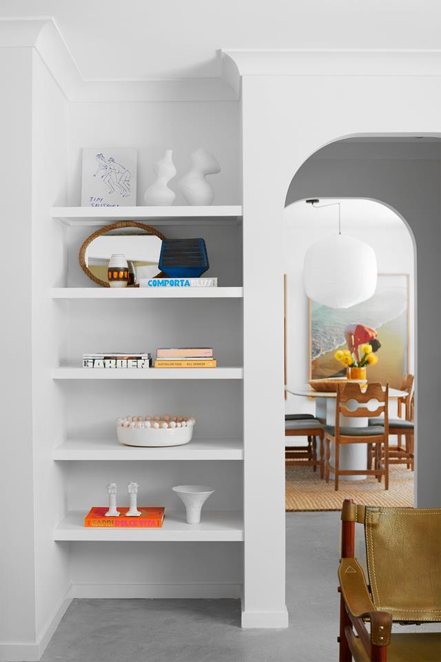 salon avec étagère en arche