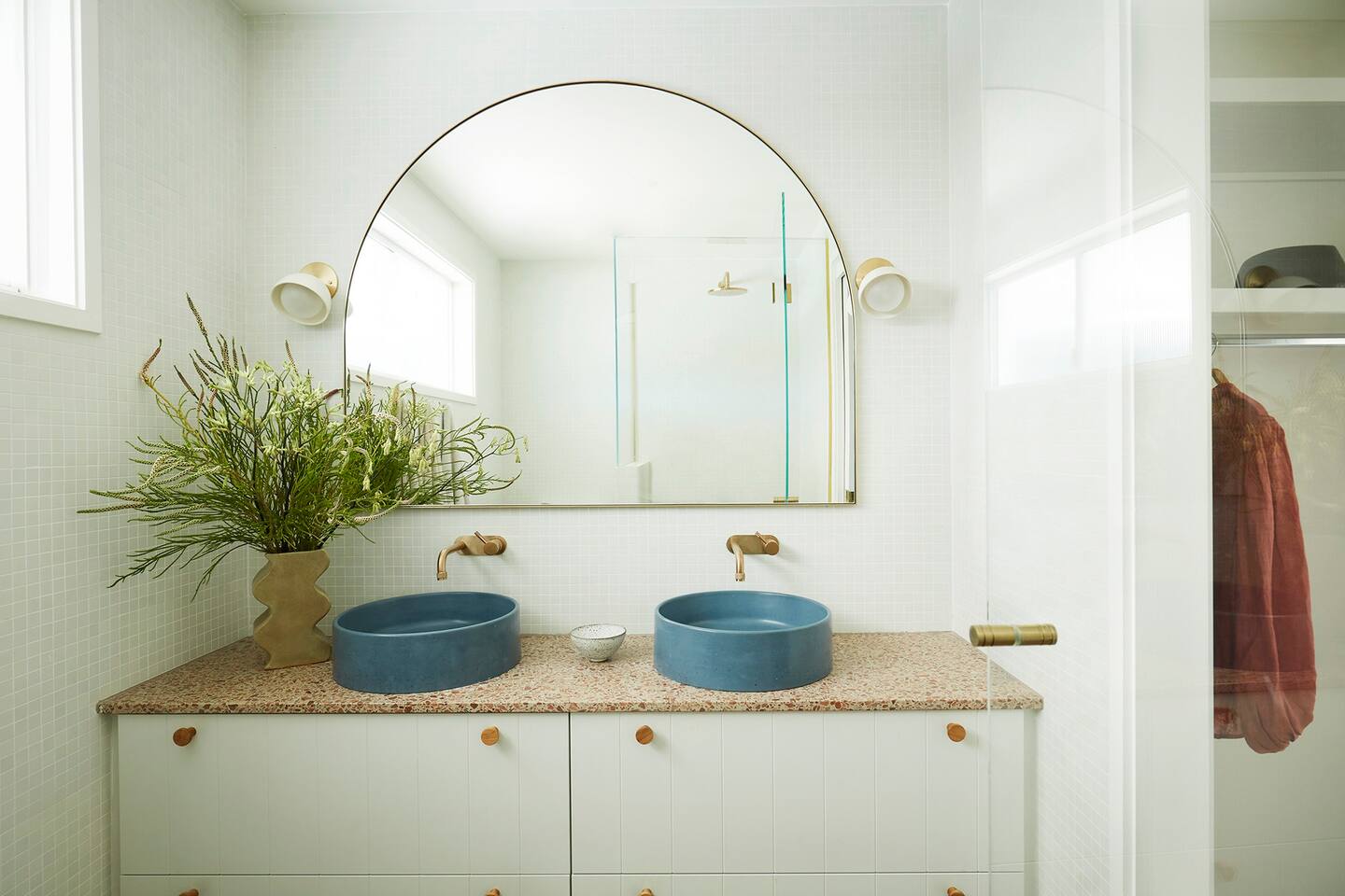salle de bain style années 50 avec terrazzo