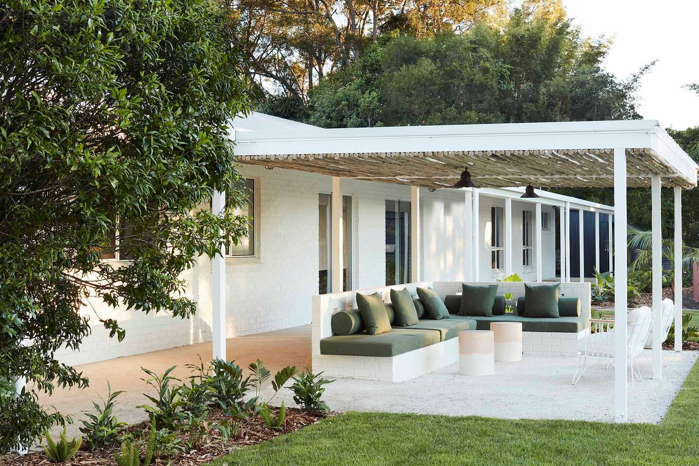 terrasse avec pergola métal blanc