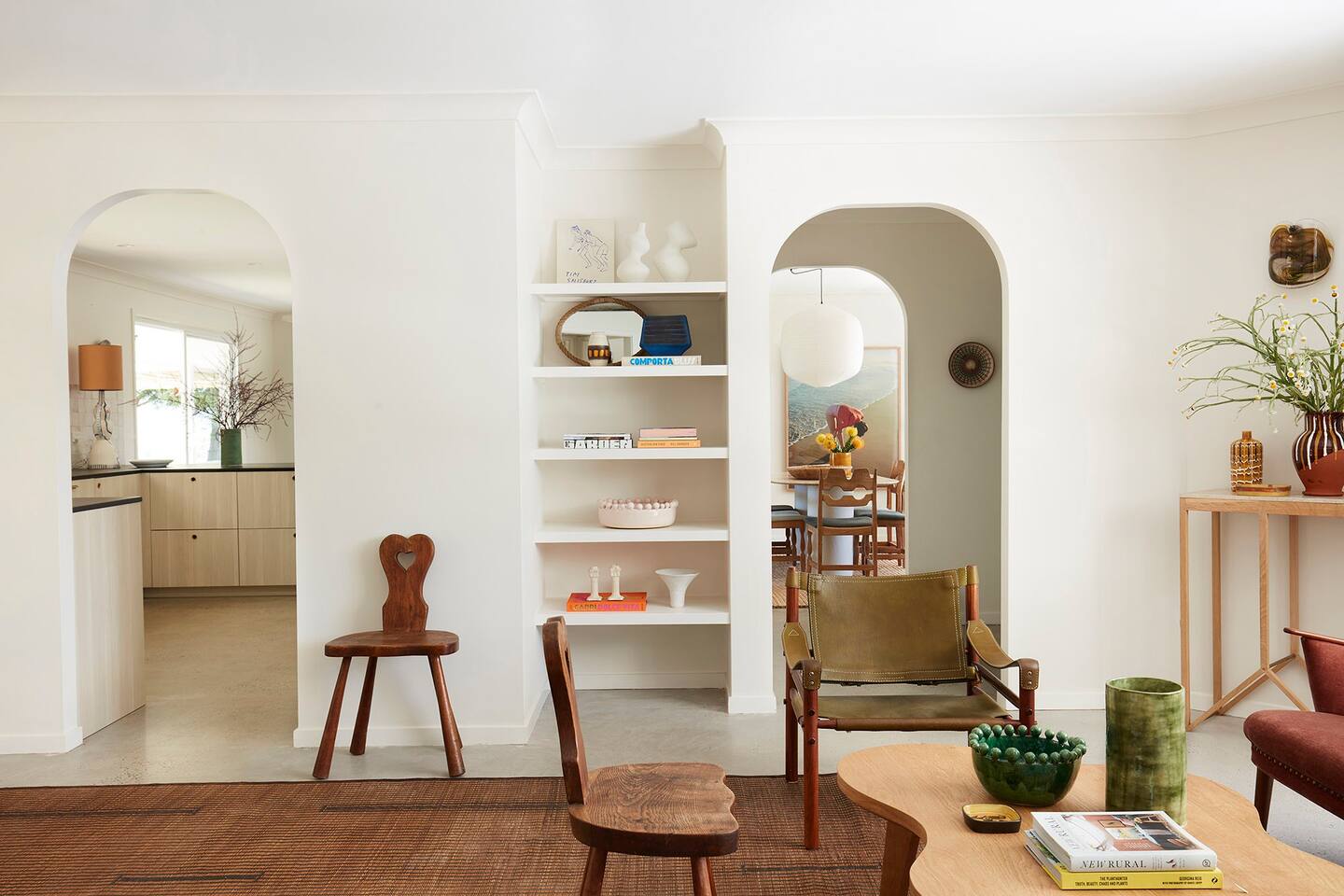 salon avec arches décoration mid-century