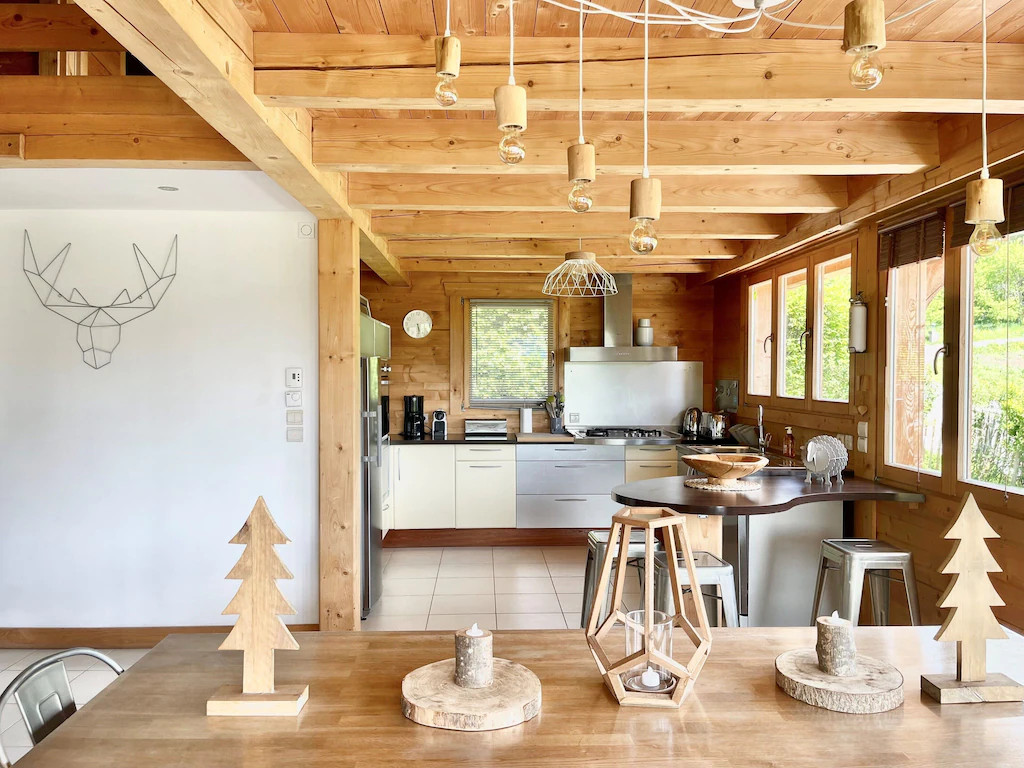 salon et cuisine ouverte chalet contemporain