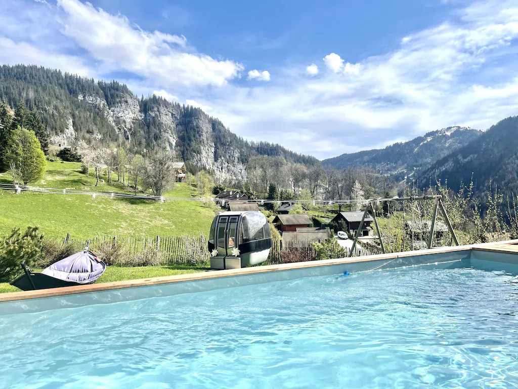 jardin avec piscine vue montagne