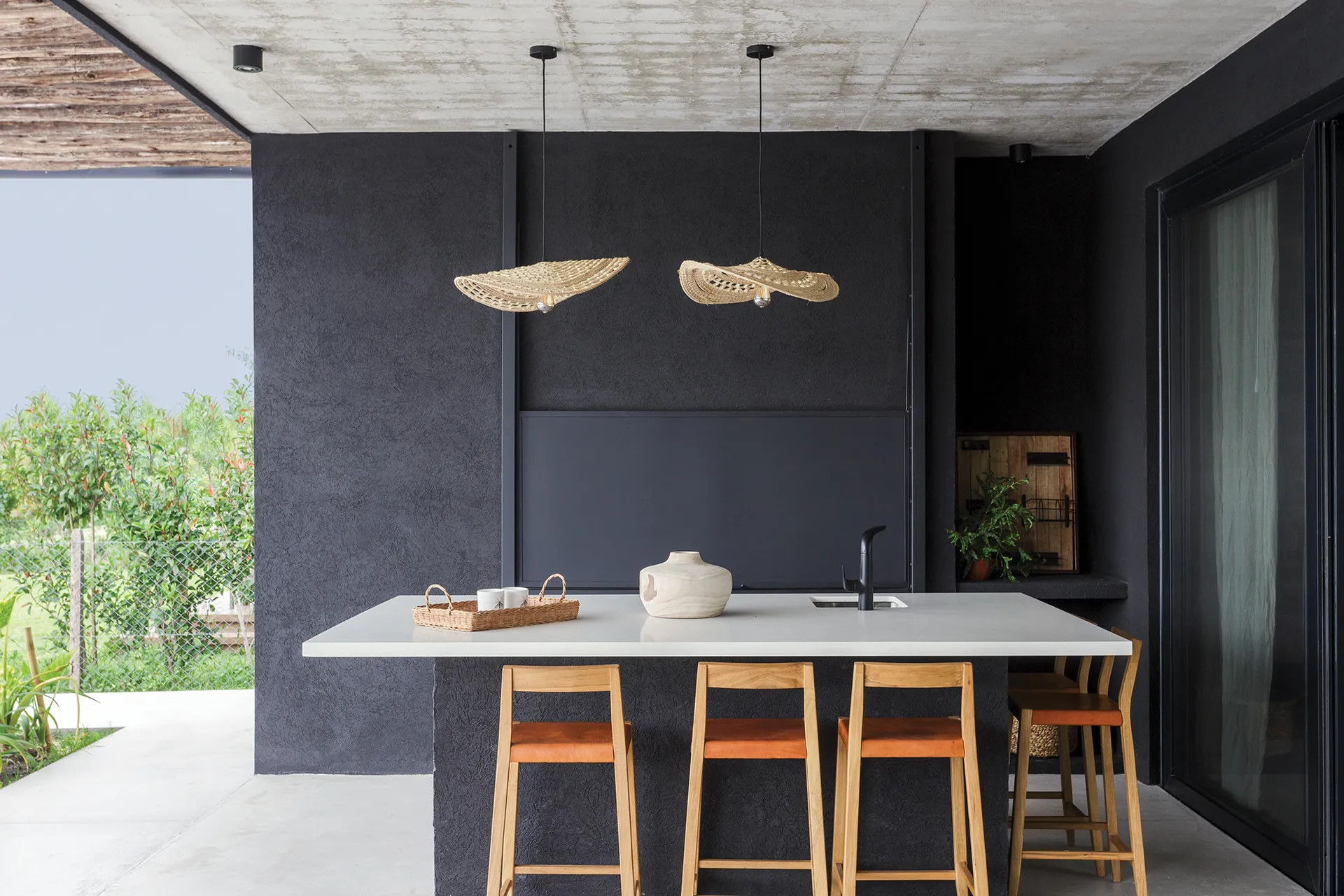 terrasse mur noir maison contemporaine
