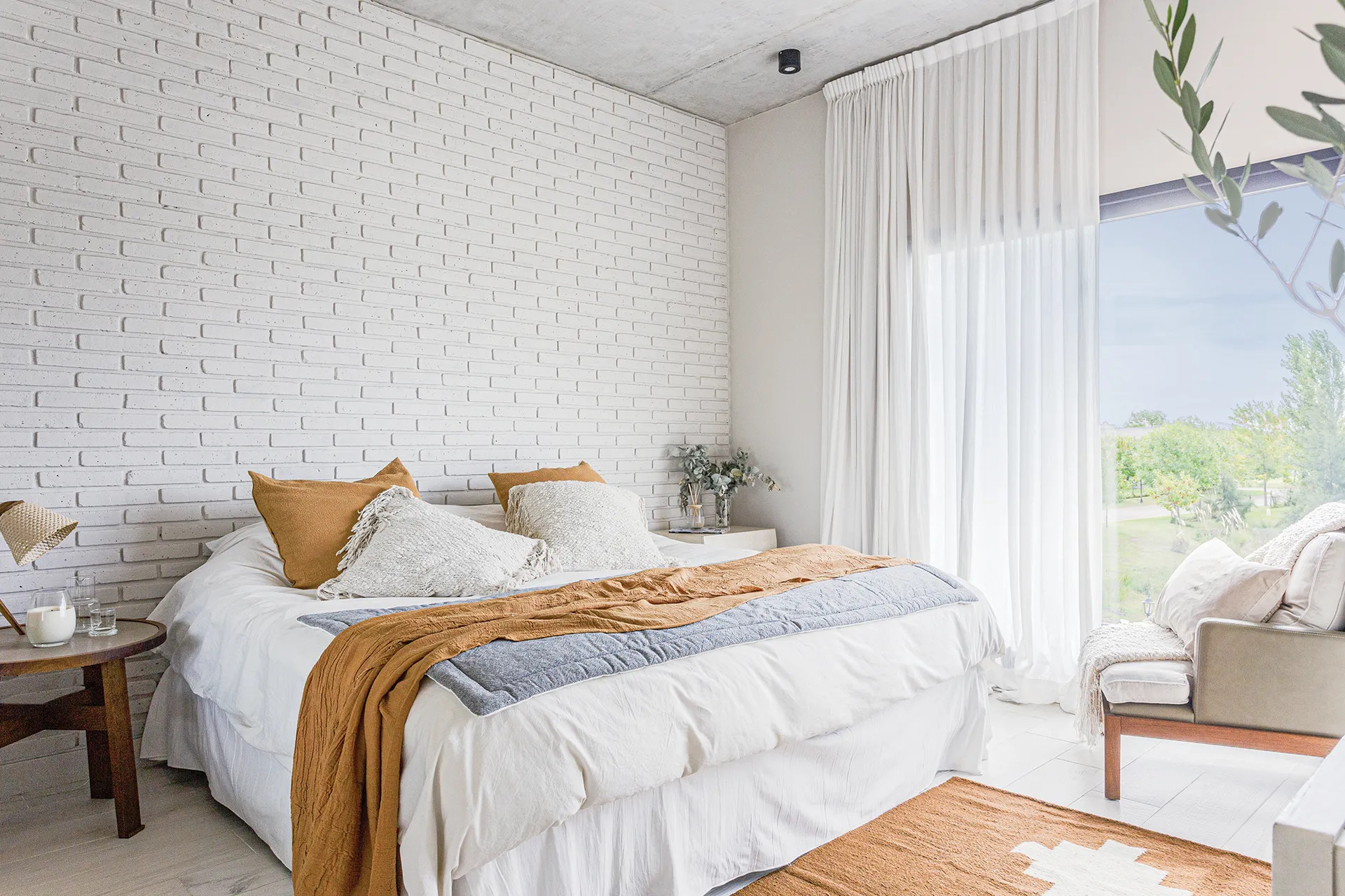 chambre avec mur de briques blanches