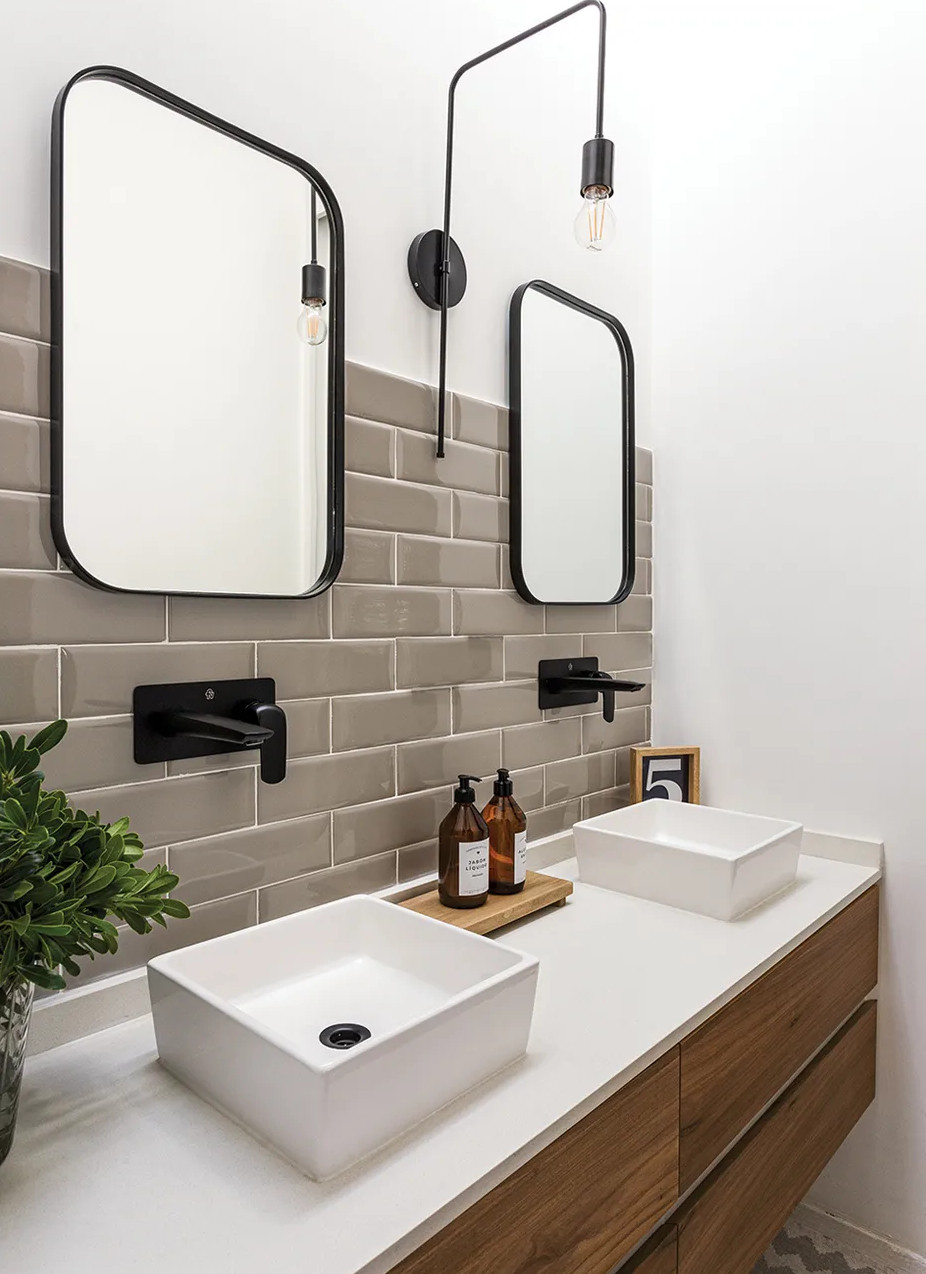 salle de bain bois et grise