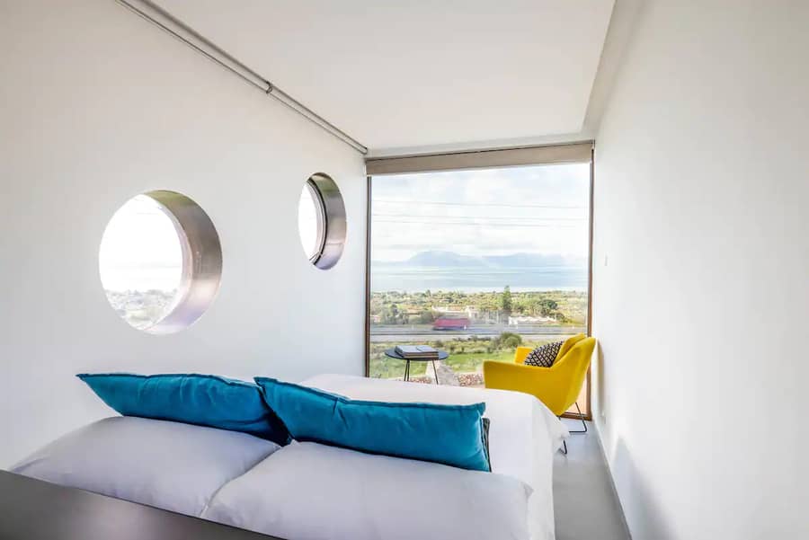 chambre avec baie vitrée