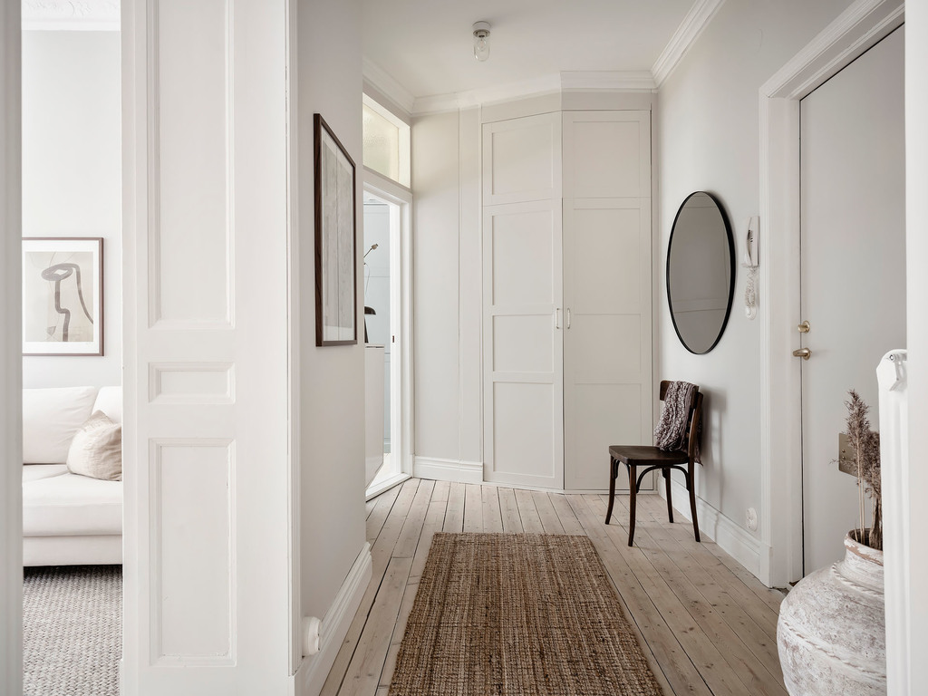 entrée avec parquet clair