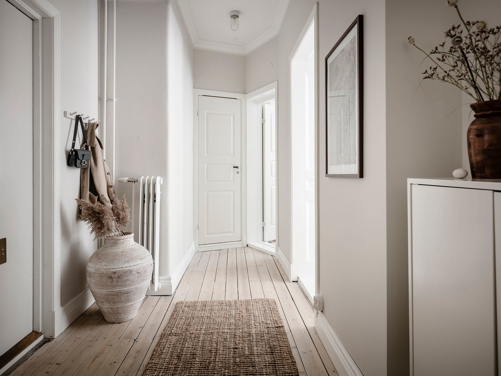 entrée avec parquet clair