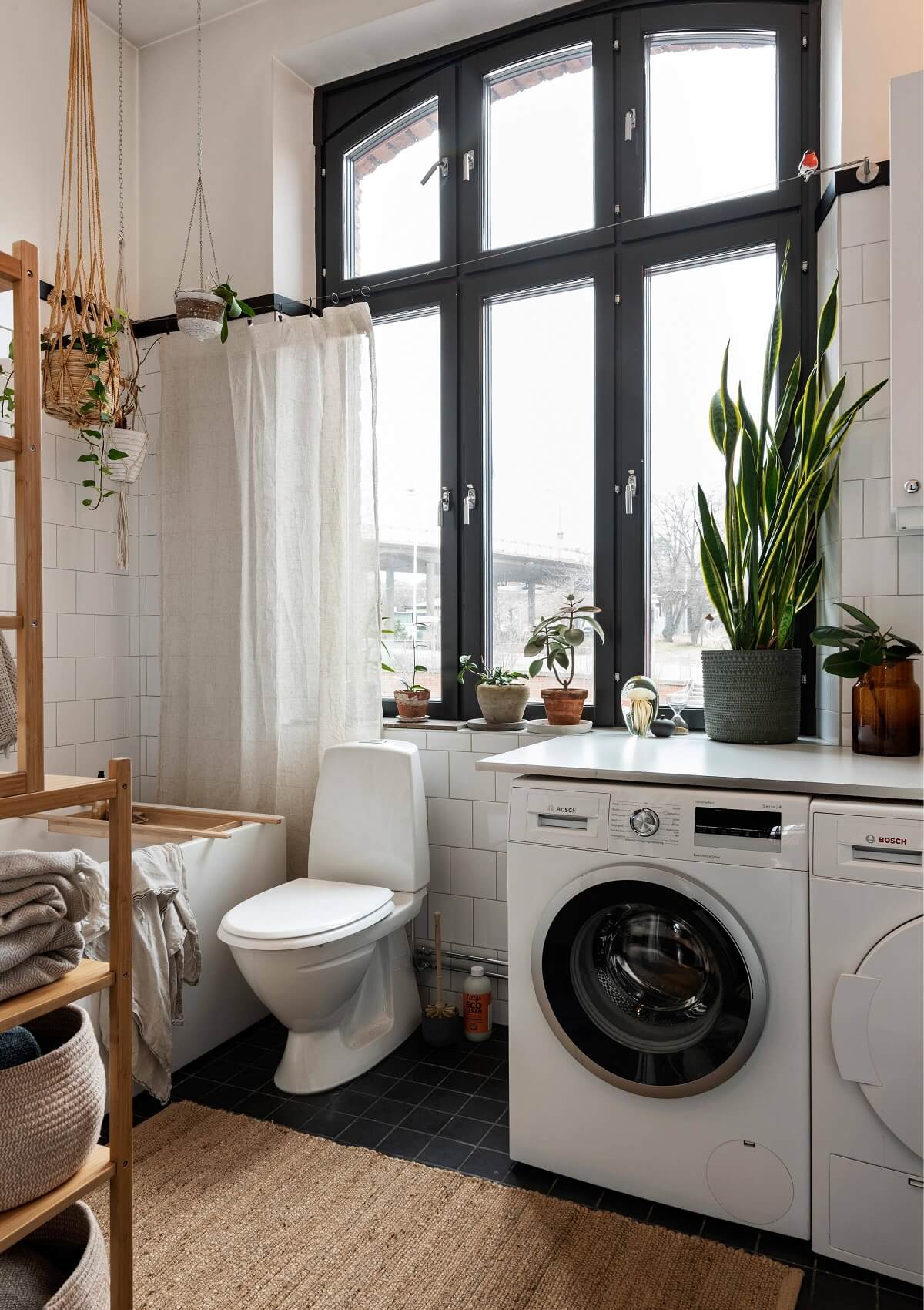 salle de bain avec grande fenêtre