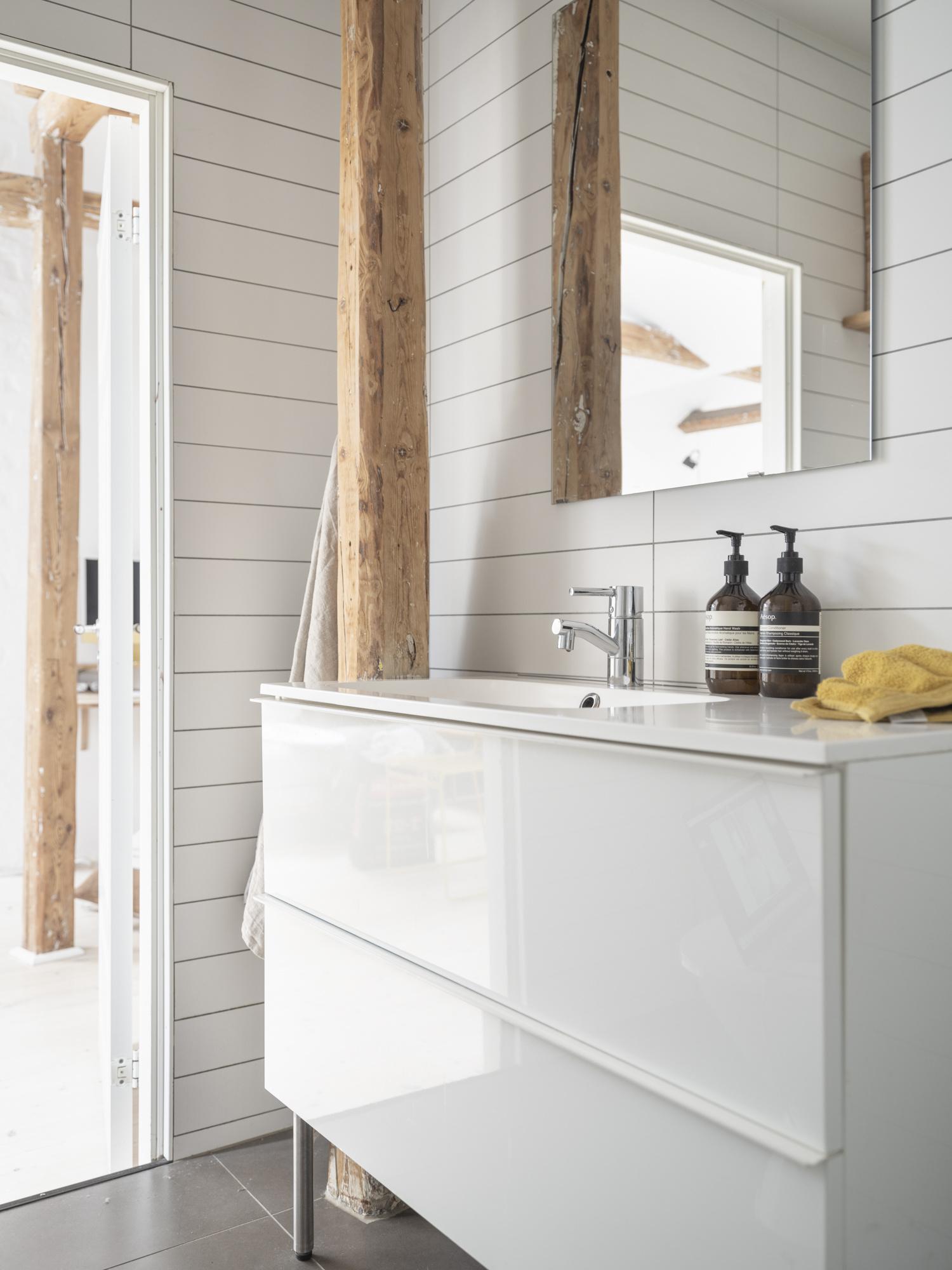 salle de bain avec poutres décoration design