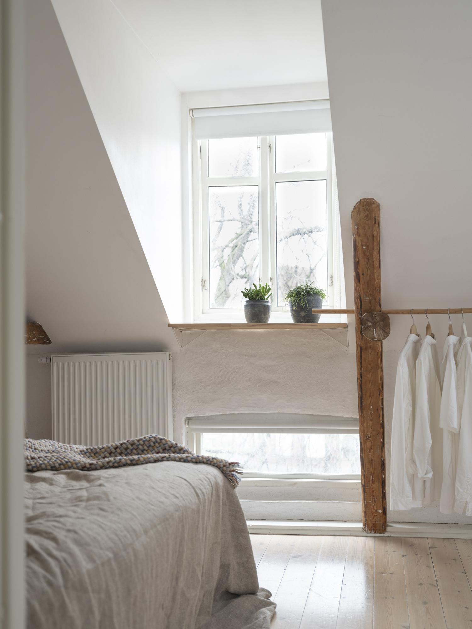 chambre minimaliste avec poutres
