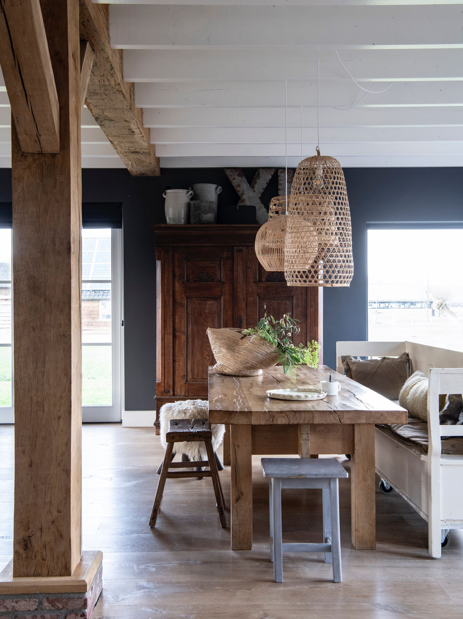 salle à manger rustique chic avec poutres