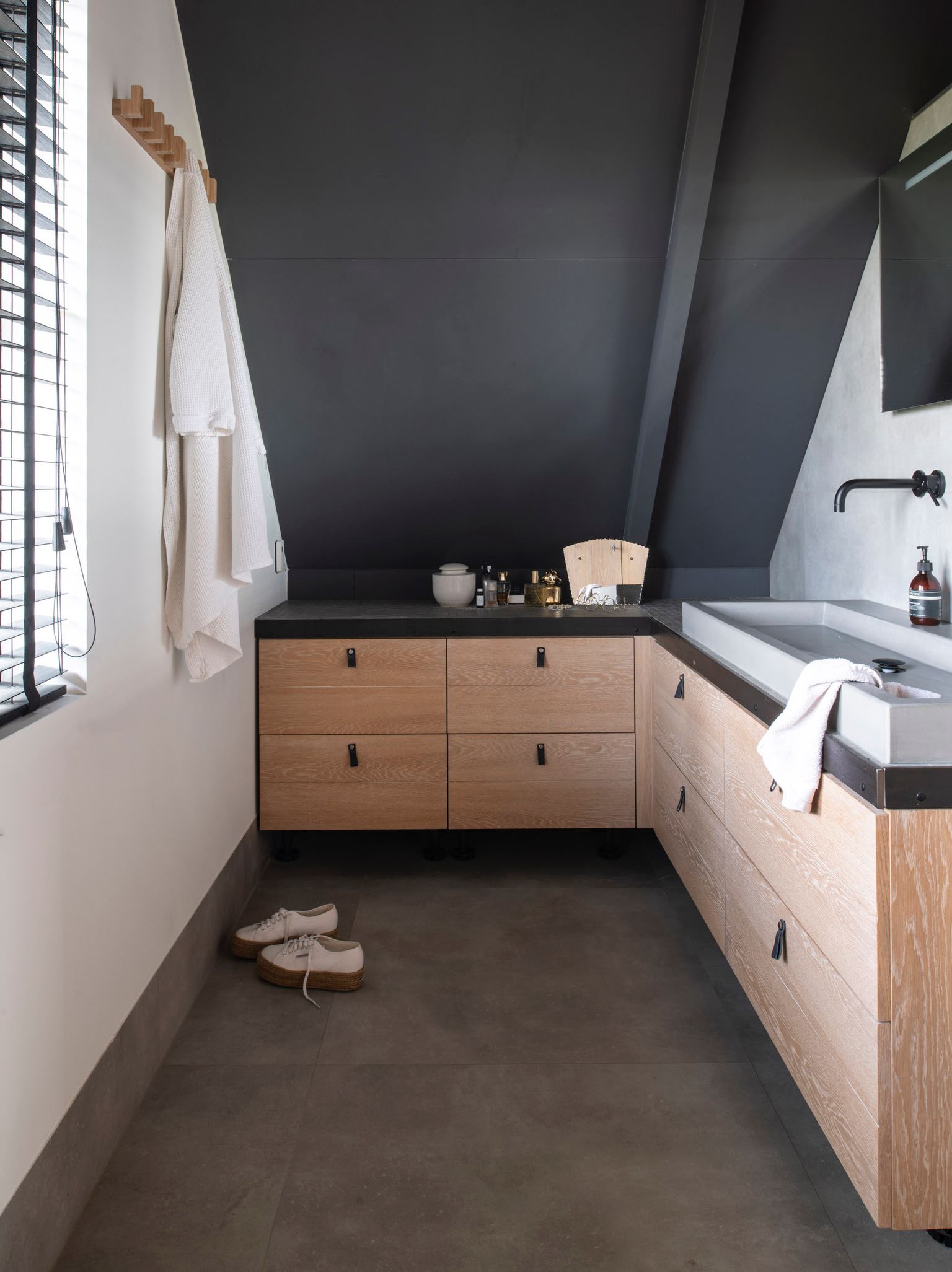 salle de bain sous combles décoration contemporaine
