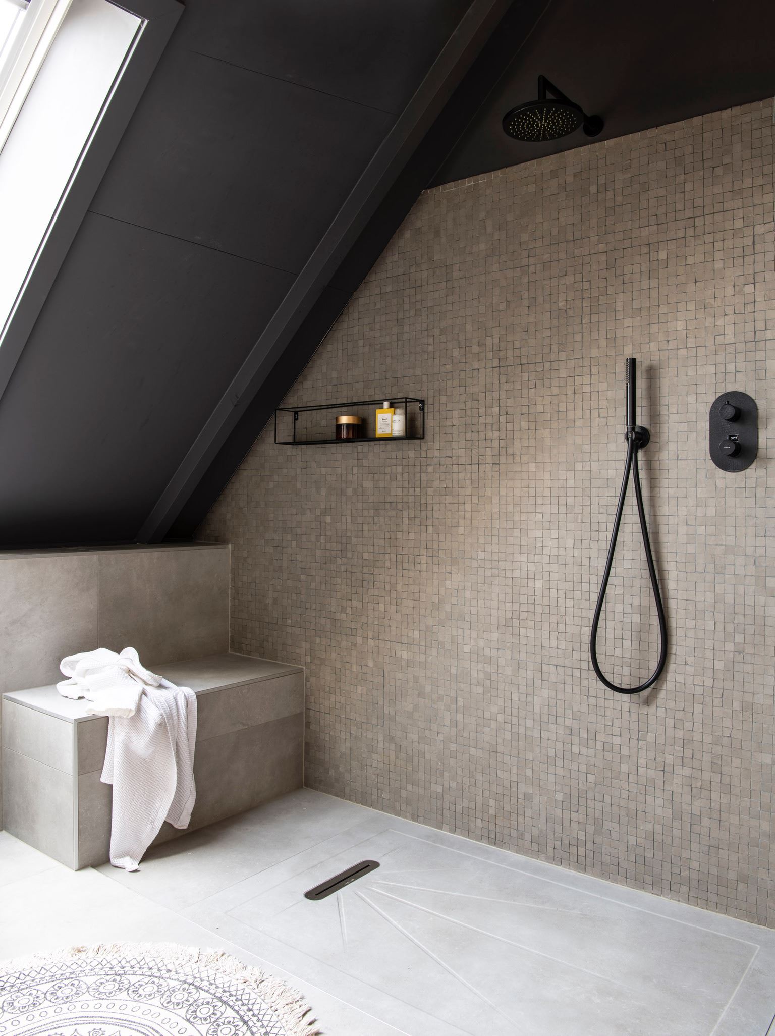 salle de bain avec douche sous combles