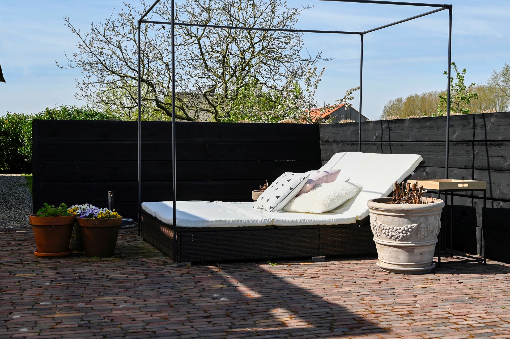 terrasse avec lit à baldaquin métal