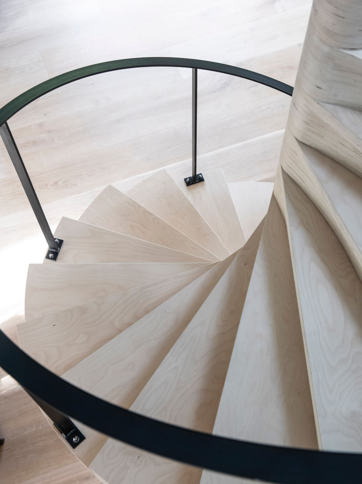 escalier design en bois clair