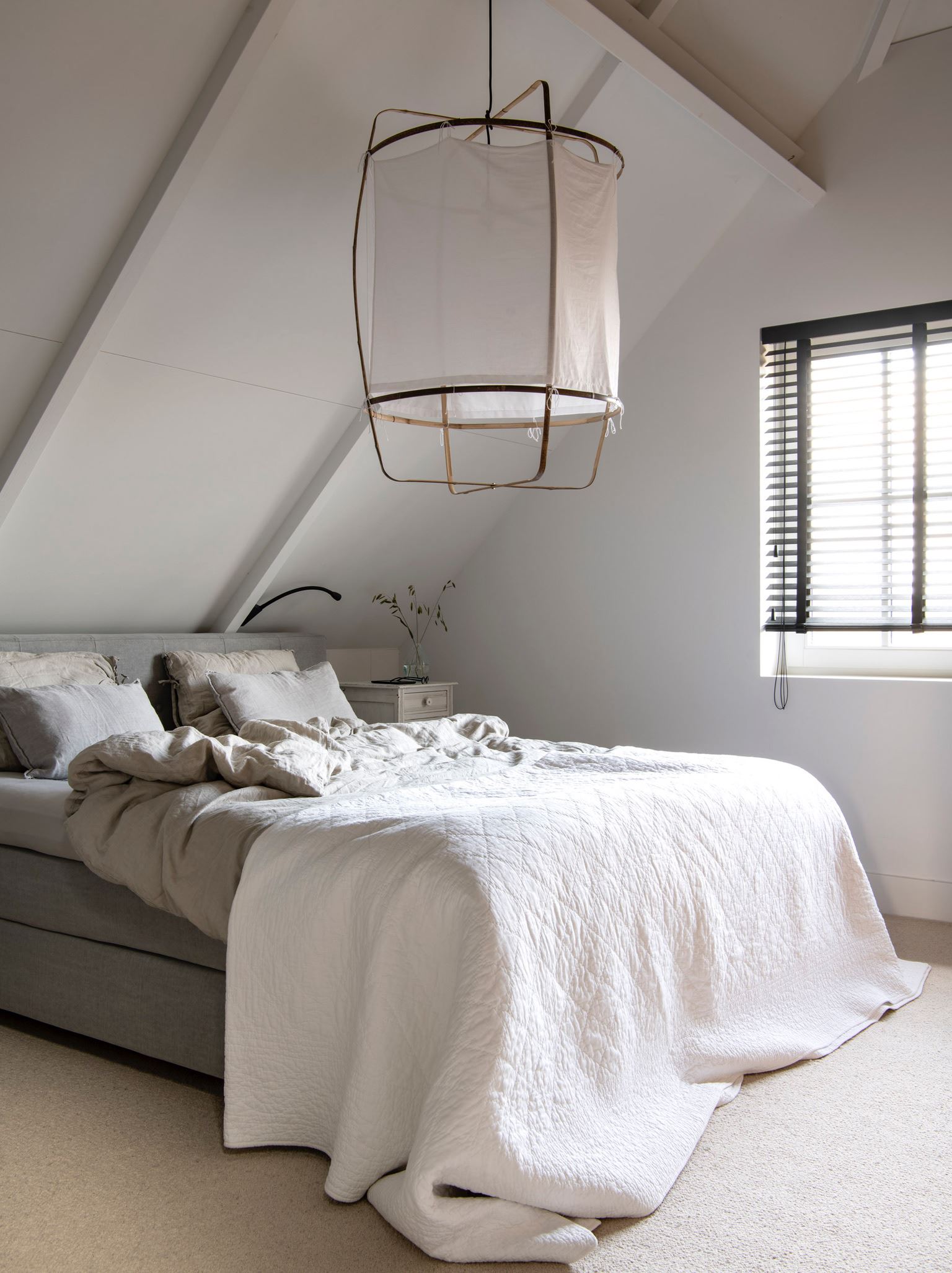 chambre sous combles décoration naturelle